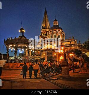 La cathédrale dans le centre historique de Guadalajara attire les habitants et les visiteurs avec son architecture Renaissance espagnole tout illuminé la nuit. Banque D'Images