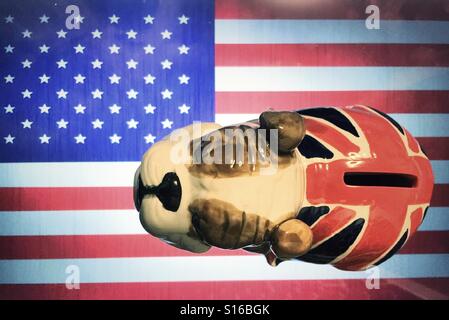 Tirelire British Bulldog assis sur USA flag Banque D'Images