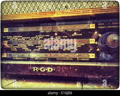Un effet grunge image d'une vieille radio de R.G.D. L'emplacement de la lumière et de la BBC BBC Home Les stations de radio sont clairement indiqués, comme beaucoup de stations de radio européennes. Crédits photos - © COLIN HOSKINS. Banque D'Images