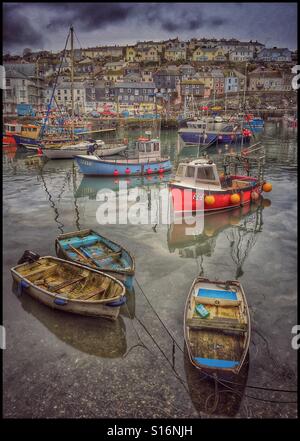 Une vue d'hiver de Mevagissey Harbour, Cornwall, Angleterre. Attendre une autre bateaux de pêche. La marée est en viennent lentement. Crédits photos - © COLIN HOSKINS. Banque D'Images