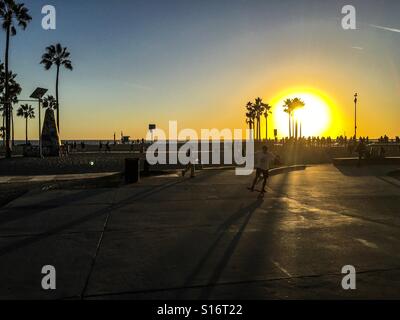 Beau coucher du soleil à Venice Beach en Californie Banque D'Images