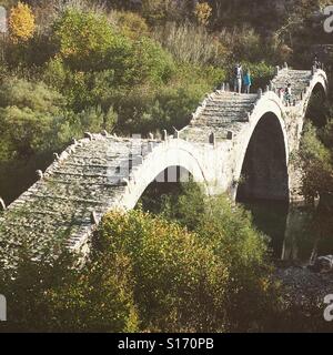 3- Le pont de pierre en arc connu comme 'Kalogeriko' ou 'pont' Plakidas, région Zagori, Ioannina, Grèce. Banque D'Images