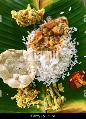 L'Inde du Sud traditionnel déjeuner-repas (thali) servi sur une feuille de bananier, Kerala, Inde Banque D'Images