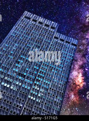 Deux grands bâtiments avec de nombreuses fenêtres contre un ciel étoilé Banque D'Images