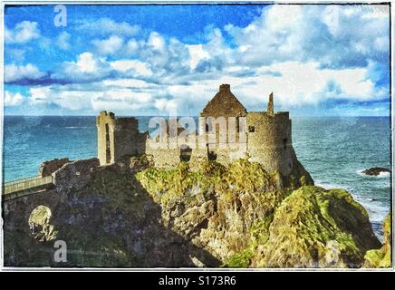 Un effet grunge couleur image des ruines de château de Dunluce, situé sur le bord d'un affleurement de basalte en Co. d'Antrim, en Irlande du Nord. Le château a été construit à la fin du Moyen Âge. Photo © C.HOSKINS. Banque D'Images