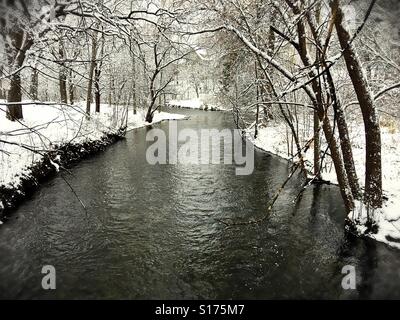 Ruisseau de Minnehaha à Minneapolis, Minnesota, entouré par la neige. Banque D'Images