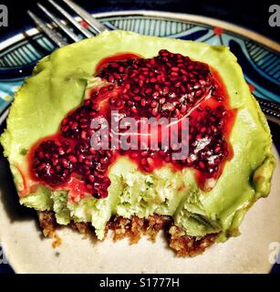 Key Lime et de l'avocat de desserts tarte avec flor de Jamaica sauce. Banque D'Images