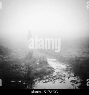 La figure dans le brouillard sur Pennine Way près de Marsden, Yorkshire Banque D'Images