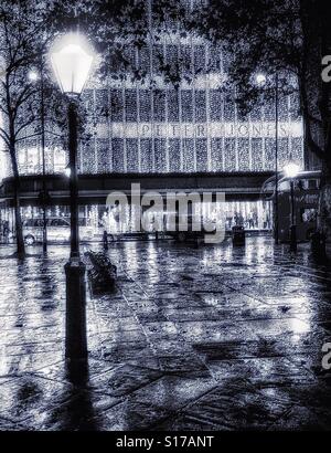 Peter Jones magasin sur une nuit pluvieuse Banque D'Images