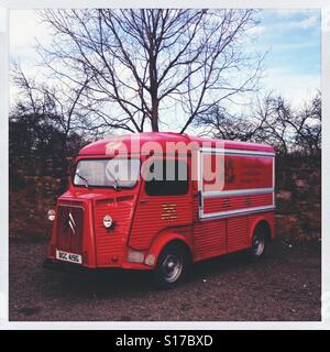 Vintage Citroen 135 dans rouge au national trust Banque D'Images