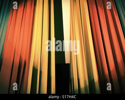 Rideaux moitié ouvert en face de l'écran - multi-couleur Banque D'Images