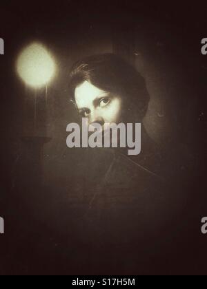 Visage de femme dans un sombre Banque D'Images