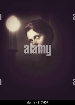 Visage de femme dans un sombre Banque D'Images