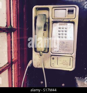 Appel téléphonique public fort couvert de peinture de jet UK Banque D'Images