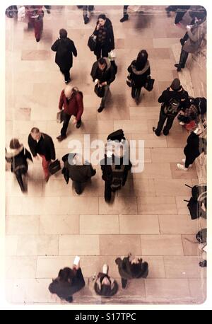 Regarder sur grand hall bondé de Grand Central Terminal, NEW YORK, USA Banque D'Images