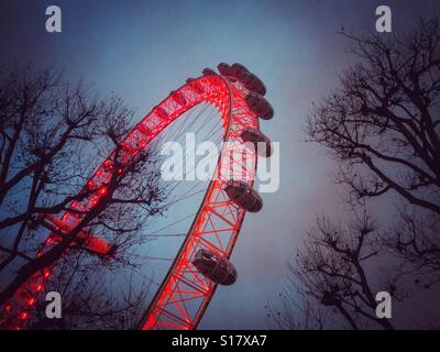 London Eye illuminée en rouge la nuit Banque D'Images