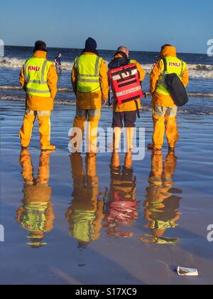 L'observation de la RNLI Boxing Day annuel chute à Redcar Plage à Teeside, UK Banque D'Images