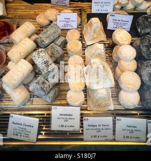 Fromage frais pour la vente au marché français en plein air, Rouen, France Banque D'Images