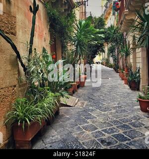 Rue étroite sur l'île d'Ortygie, partie historique de la ville de Syracuse, Sicile, Italie Banque D'Images