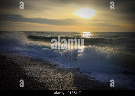 Les vagues d'hiver sur une plage de galets. L'est du Devon et natureshot seascape Banque D'Images