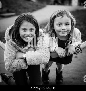 Deux jeunes filles en souriant. Banque D'Images