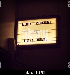 'Merry Christmas Ya Filthy Animal" citer boîte à lumière. Banque D'Images