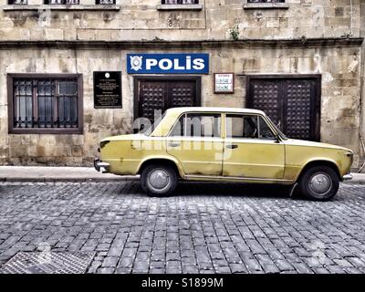 Station de police et voiture jaune à l'avant dans la vieille ville de Bakou, Azerbaïdjan Banque D'Images