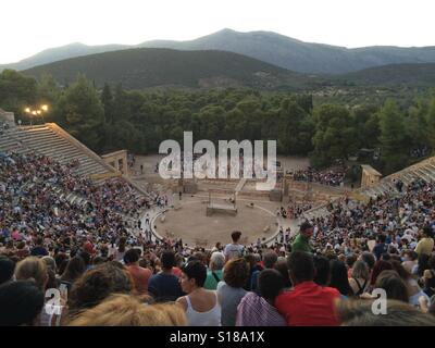 Le théâtre antique d'Épidaure, pendant l'exécution de la tragédie Antigone dans l'été de 2016 en Grèce. Banque D'Images