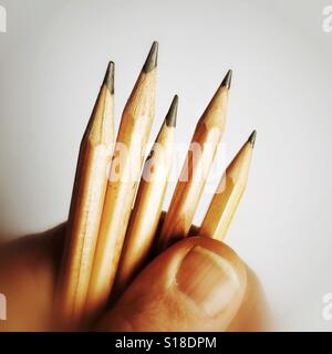 Holding cinq crayons Banque D'Images