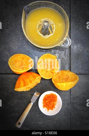 Les oranges qui ont été jus et zeste. Banque D'Images