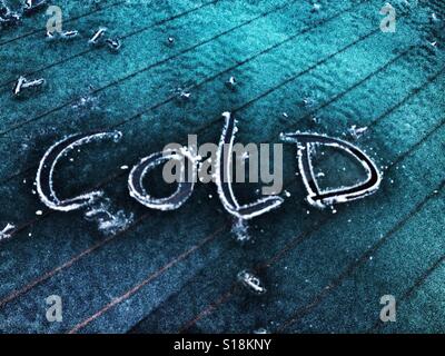 Texte écrit dans le froid de la glace sur la vitre arrière d'une voiture Banque D'Images