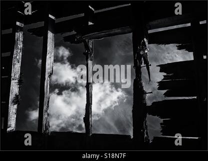 Autre angle. Pris de regarder le ciel à travers le toit d'un bâtiment abandonné. Banque D'Images