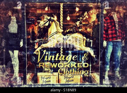 Une photographie d'un minable foire cheval dans la fenêtre d'un magasin qui vend des vêtements vintage et retravaillé à Bristol, Royaume Uni Banque D'Images