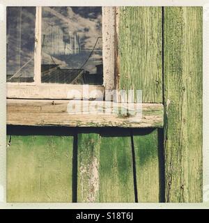 Un rebord de fenêtre coin sur une grange en bois vert vintage Banque D'Images