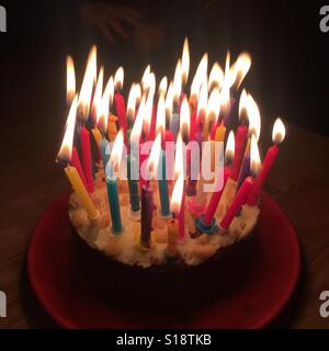 Gâteau d'anniversaire avec plein de bougies. 2016 Banque D'Images