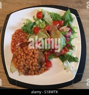 Pomme de terre avec des haricots et veste salad Banque D'Images