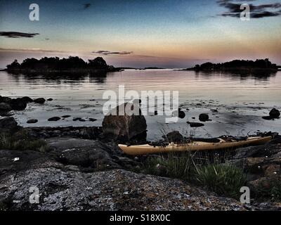 Kayak dans l'archipel d'Oxelösund, Suède dans la mer Baltique. Banque D'Images