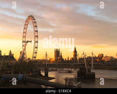 Vue sur le London Eye et Big Ben au lever du soleil , 2017 Banque D'Images