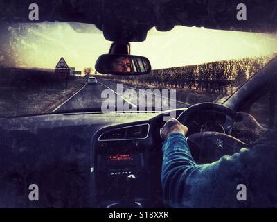 POV de circuler sur la A303 en début de matinée. Traduit par conducteur rétroviseur. Banque D'Images