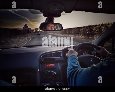 POV de circuler sur la A303, début de matinée. Traduit par conducteur rétroviseur. Banque D'Images