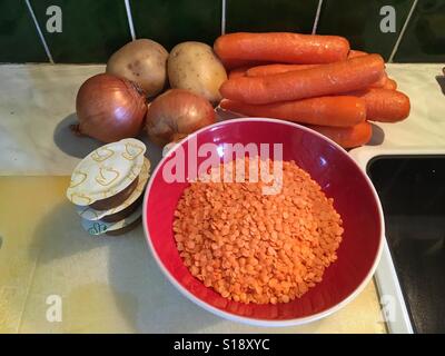 Ingrédients Soupe aux lentilles - il suffit d'ajouter 1,5 litres d'eau ! Banque D'Images