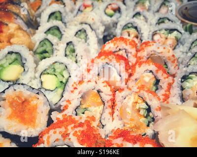 Close up image d'un assortiment de plats frais rouleaux de sushi. Banque D'Images
