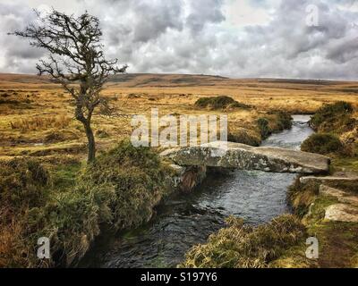 Clapper antique pont sur Walla Brook près de Scorhill dans le Dartmoor National Park, Devon, UK. Banque D'Images