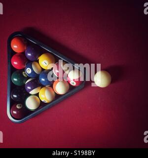 Jeu de boules de billard pour un jeu sur table de billard rouge Banque D'Images