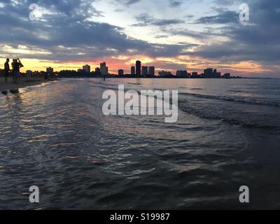 Plage de Chicago park district Montrose au crépuscule , l'heure d'été Banque D'Images