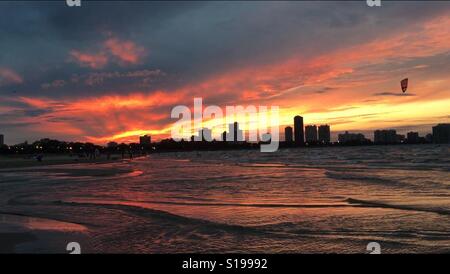 Plage de Chicago park district Montrose l'heure d'été au coucher du soleil, ciel rouge représentent de l'eau Banque D'Images