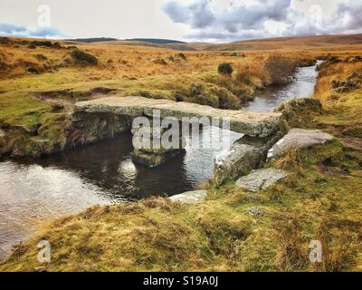 Clapper ancien pont au-dessus de la rivière Teign Nord près de Scorhill, Dartmoor National Park, Devon, UK. Banque D'Images