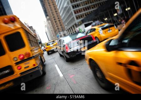 Le trafic se déplace à la vitesse de la 6e Avenue, dans le centre de Manhattan à New York City. Banque D'Images