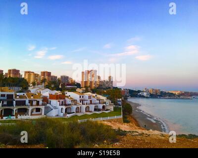 Coucher de soleil sur Dehesa de Campoamor resort. Espagne Banque D'Images