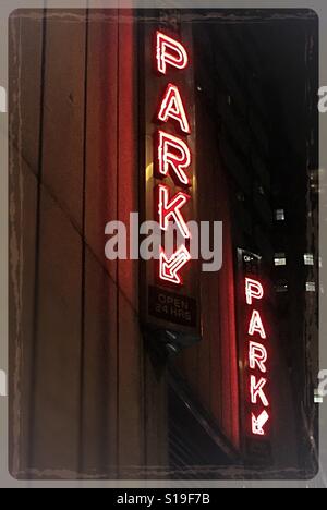 Enseignes au néon du parc automobile pour un garage de stationnement, de Times Square, New York, USA Banque D'Images